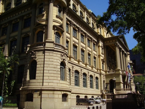 Exterior view of the facade of the National Library from Avenida Rio Branco.