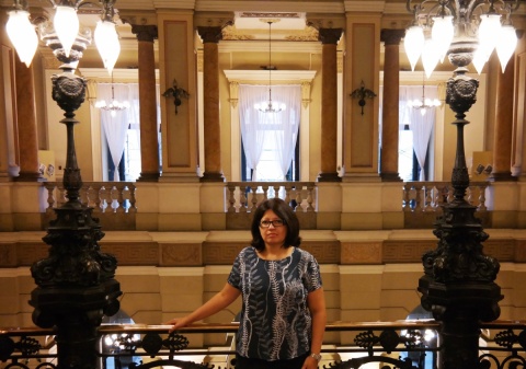 Pesquisadora Maria Luz no saguão da Biblioteca Nacional