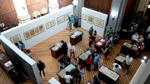 Salão de Obras Raras da Biblioteca Nacional com diversos exemplares de mapas na exposição Historica Cartographica Brasilis in Biblioteca Nacional.