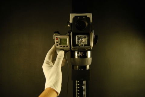 Imagem mostra processo de digitalização de gravura do Imperador D. Pedro II. É possível ver a imagem capturada no pequeno visor da câmera.