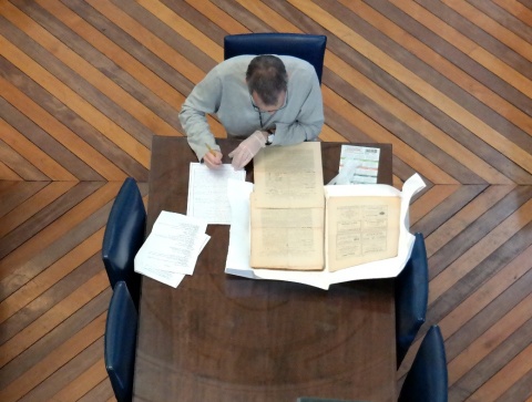 Pesquisador na Biblioteca Nacional.