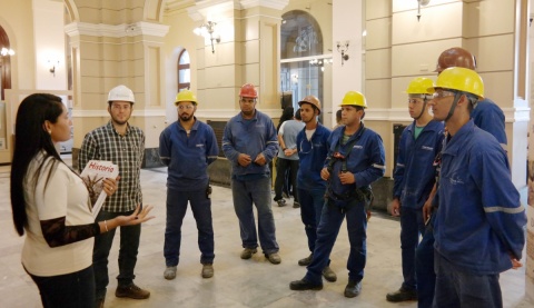 Funcionários que atuam nas obras de restauração da fachada da Biblioteca Nacional participam de visita guiada pelo interior do prédio histórico.