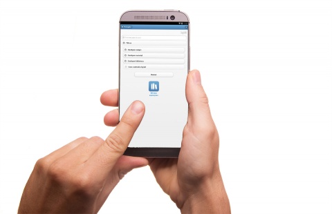 Usuário utiliza aplicativo SophiA para Biblioteca Nacional em dispositivo móvel.