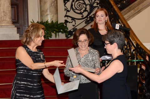 27 de novembro de 2017 - Angela de Castro Gomes e Patricia Hansen foram reconhecidas na categoria 'Ensaio Social', tendo recebido a premiação das mãos de Maria Eduarda Marques, diretora do Centro de Cooperação e Difusão.