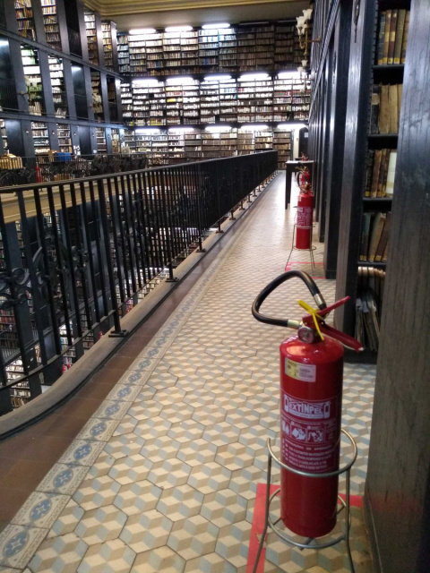 Extintores de incêndio instalados nas áreas de guarda do acervo da Biblioteca Nacional.