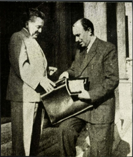 A foto, que integra a coleção do jornalista Edmar Morel guardada pela Seção de Manuscritos da Biblioteca Nacional, “Coronel Valerio”, que fuzilou Mussolini, entrega uma cópia de seu livro a Morel.