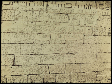 Esta parede do templo funerário do Faraó Ramsés III (1217 – 1155 a. C.) tem inscrições hieroglíficas e cenas de uma batalha naval. A fotografia pertence à Coleção Thereza Christina Maria.