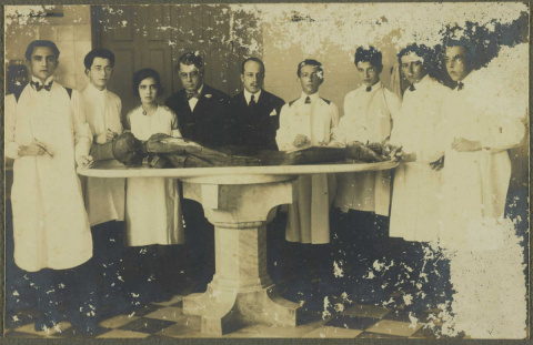 Na foto, temos Nise da Silveira e sua turma da faculdade de Medicina da Bahia, na década de 1920
