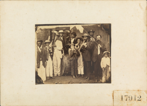 Imagem do fotógrafo Luiz Bartolomeu Calcagno registra os músicos devidamente  paramentados para “tirar esmolas” para a Festa do Divino, na paróquia da Abadia de Bom Sucesso em MG em 1875.