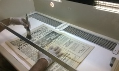 Tratamento de higienização de jornal avulso, realizado na máquina de higienização (Coleção João Goulart).