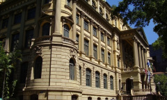 Vista exterior da fachada da Biblioteca Nacional a partir da Avenida Rio Branco.
