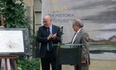 O arquiteto Héctor Vigliecca e o presidente da Biblioteca Nacional, Renato Lessa, durante o evento de doação dos croquis.