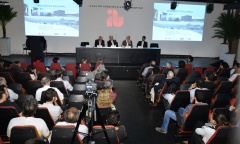 Na mesa, da esquerda para a direita, o presidente da FBN, Renato Lessa; os presidentes do IAB-RJ, Pedro da Luz Moreira, e do IAB Nacional, Sérgio Magalhães; e o presidente da CDURP, Alberto Silva