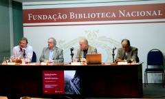 Mesa do evento de lançamento da Brasiliana Fotográfica no dia 17 de abril, formada, da esquerda para a direita, por Flávio Pinheiro e Sergio Burgi, do Instituto Moreira Salles, e Renato Lessa e Joaquim Marçal, representando a Biblioteca Nacional.