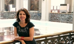 A pesquisadora Silvana Jeha no Gabinete da Biblioteca Nacional.