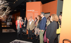 4 de julho de 2019 - A diretora-executiva da Biblioteca Nacional e curadora Maria Eduarda Marques percorre a exposição com um grupo de pessoas presentes à cerimônia de abertura.